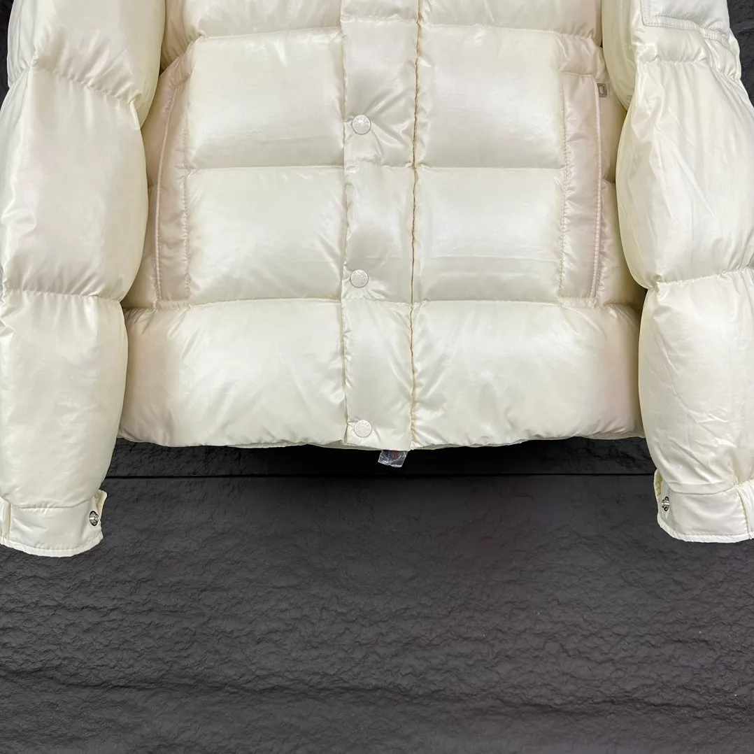 P390 Moncler/ 2026 70 、 。 DNA ， ， 。 Classic ， 、 。 Classic 70 。 Quality， 90 ，Premium Quality ， ，Black ！ Sizes M-3XL